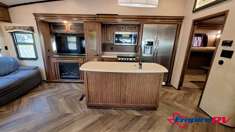 2016 Jayco Northpoint 377RLBH - Photo 10 - Liberty, TX 77575