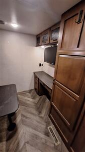 2016 Jayco Northpoint 377RLBH - Photo 13 - Liberty, TX 77575