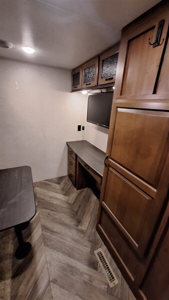 2016 Jayco Northpoint 377RLBH - Photo 13 - Liberty, TX 77575