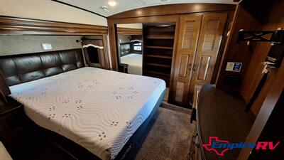 2016 Jayco Northpoint 377RLBH - Photo 17 - Liberty, TX 77575