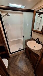 2016 Jayco Northpoint 377RLBH - Photo 16 - Liberty, TX 77575