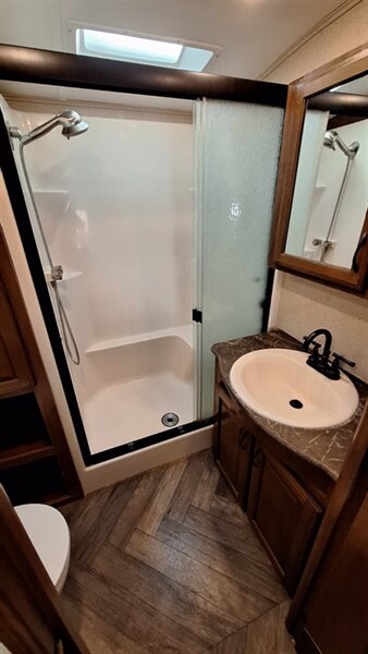 2016 Jayco Northpoint 377RLBH - Photo 16 - Liberty, TX 77575