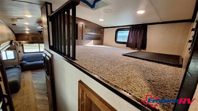 2016 Jayco Northpoint 377RLBH - Photo 15 - Liberty, TX 77575