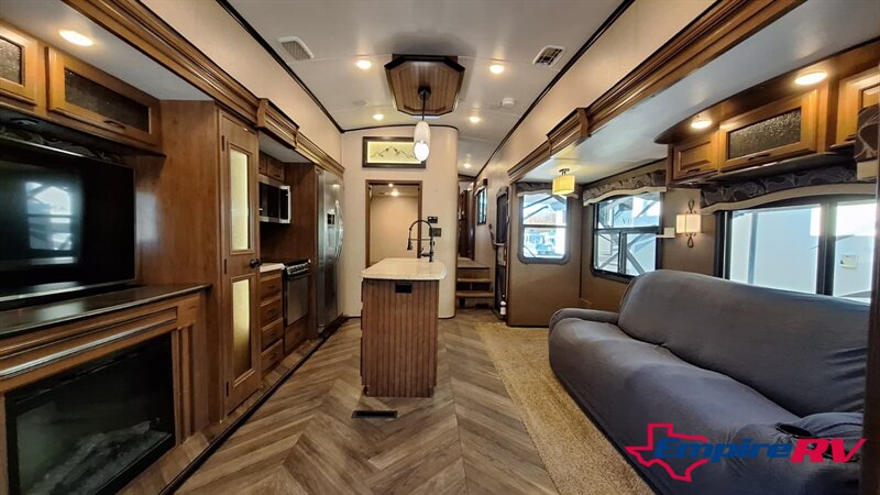 2016 Jayco Northpoint 377RLBH - Photo 9 - Liberty, TX 77575