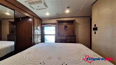 2016 Jayco Northpoint 377RLBH - Photo 18 - Liberty, TX 77575