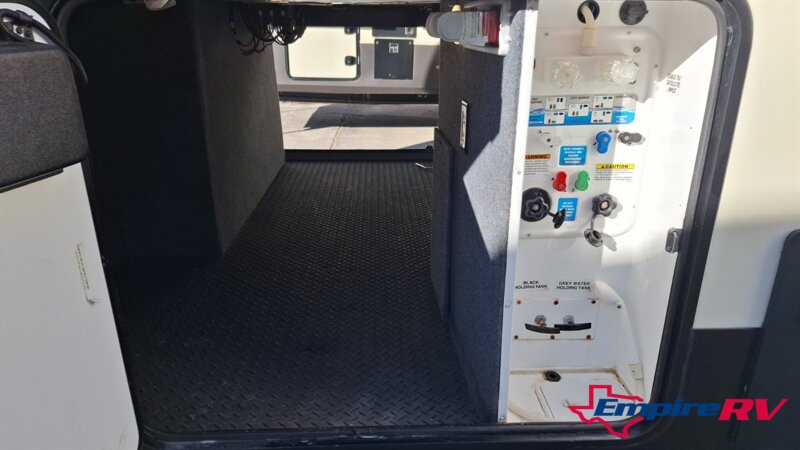 2016 Jayco Northpoint 377RLBH - Photo 4 - Liberty, TX 77575