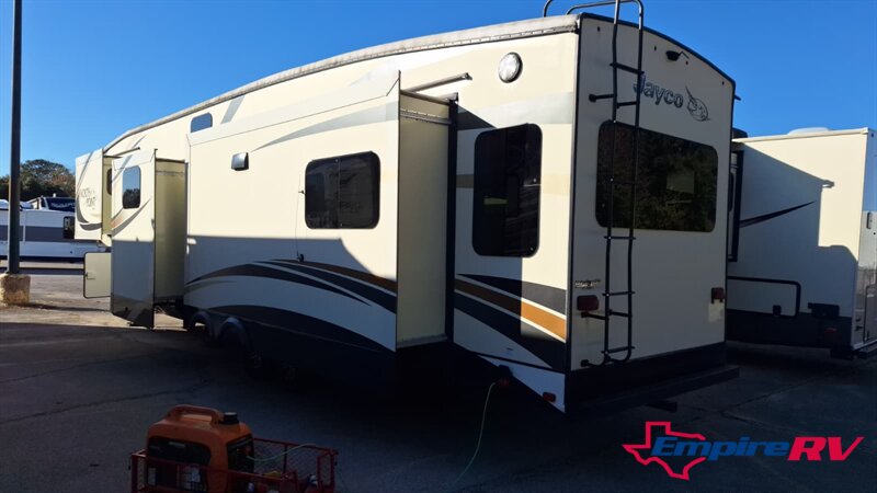 2016 Jayco Northpoint 377RLBH - Photo 5 - Liberty, TX 77575