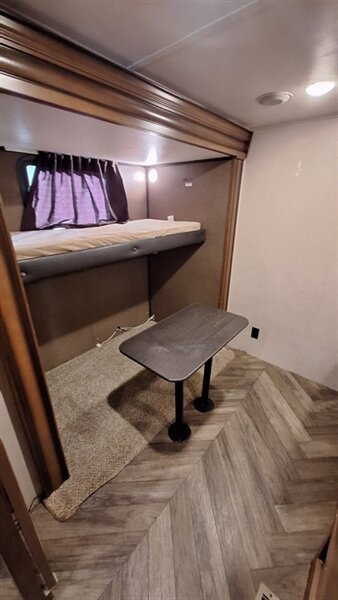 2016 Jayco Northpoint 377RLBH - Photo 12 - Liberty, TX 77575