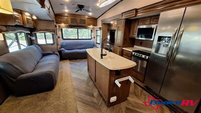 2016 Jayco Northpoint 377RLBH - Photo 8 - Liberty, TX 77575