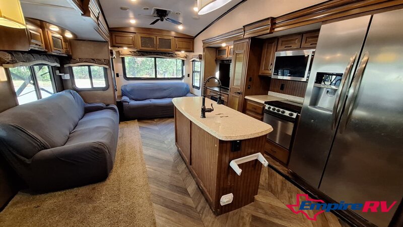 2016 Jayco Northpoint 377RLBH - Photo 8 - Liberty, TX 77575