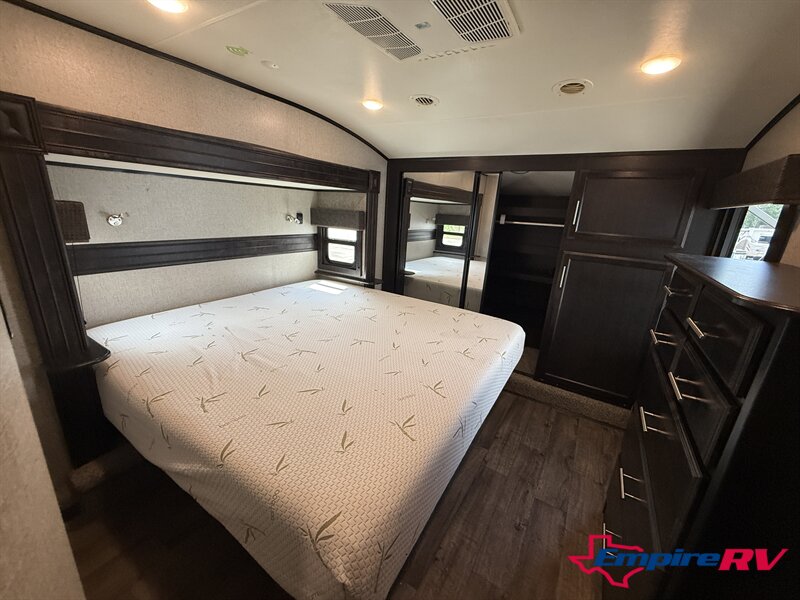 2020 Jayco EAGLE 355MBQS - Photo 12 - Liberty, TX 77575