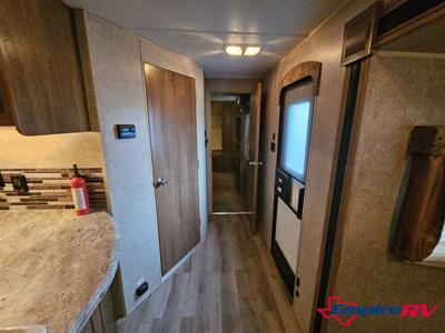 2016 Coachmen Catalina 333RETS   - Photo 13 - Liberty, TX 77575