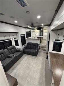 2024 Forest River Riverstone LEGACY 42FSKG   - Photo 12 - Liberty, TX 77575