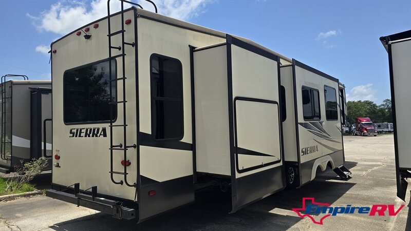 2018 SIERRA 387MKOK - Photo 4 - Liberty, TX 77575