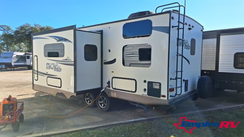 2017 Forest River Flagstaff 25bhs - Photo 3 - Liberty, TX 77575