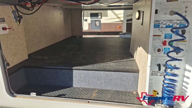2018 Jayco Eagle 321RSTS - Photo 3 - Liberty, TX 77575