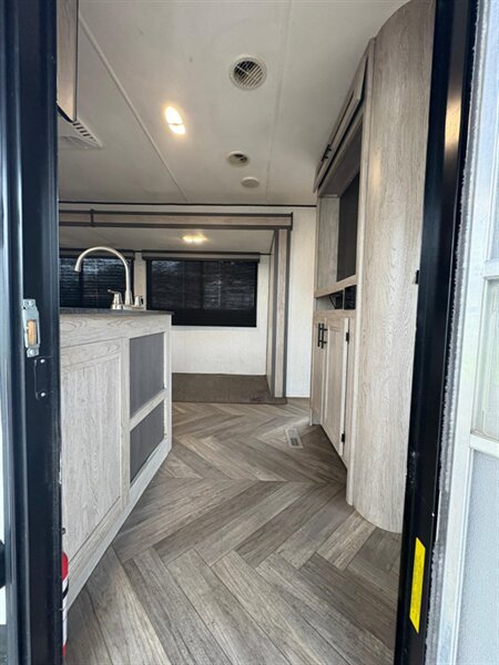 2021 Heartland PROWLER 320BH - Photo 9 - Liberty, TX 77575
