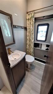 2021 Grand Design Solitude 3740BHR - Photo 16 - Liberty, TX 77575
