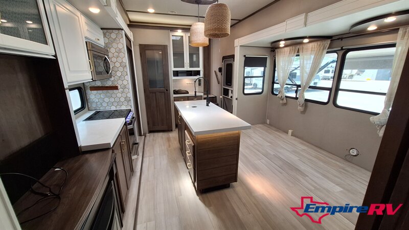 2021 Grand Design Solitude 3740BHR - Photo 10 - Liberty, TX 77575