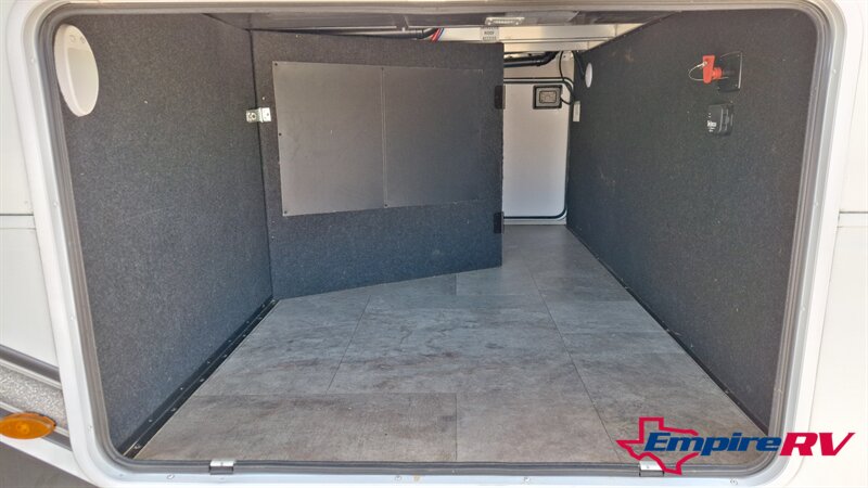 2021 Grand Design Solitude 3740BHR - Photo 8 - Liberty, TX 77575