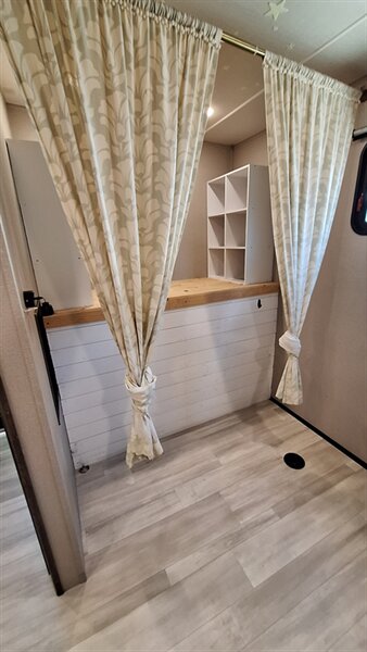 2021 Grand Design Solitude 3740BHR - Photo 15 - Liberty, TX 77575