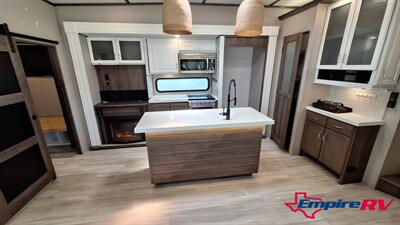 2021 Grand Design Solitude 3740BHR - Photo 11 - Liberty, TX 77575