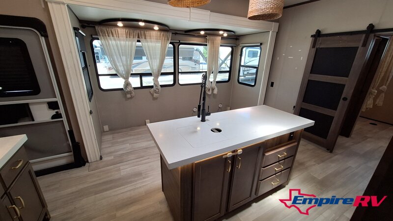 2021 Grand Design Solitude 3740BHR - Photo 12 - Liberty, TX 77575