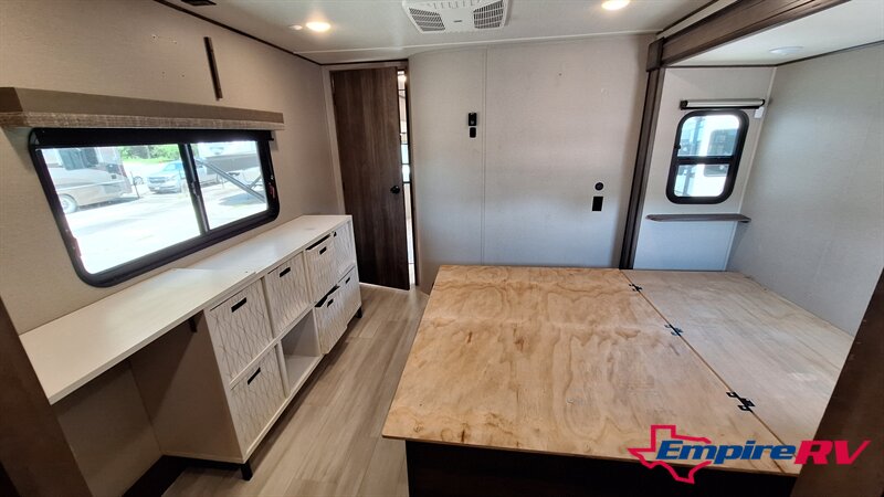 2021 Grand Design Solitude 3740BHR - Photo 21 - Liberty, TX 77575