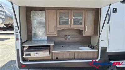 2021 Grand Design Solitude 3740BHR - Photo 7 - Liberty, TX 77575
