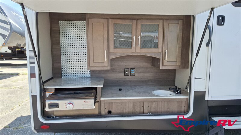 2021 Grand Design Solitude 3740BHR - Photo 7 - Liberty, TX 77575