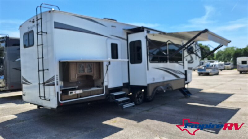 2021 Grand Design Solitude 3740BHR - Photo 6 - Liberty, TX 77575