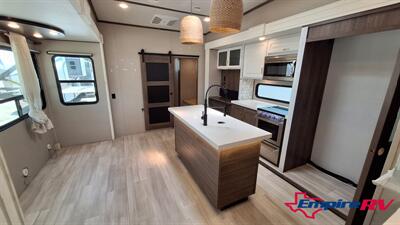 2021 Grand Design Solitude 3740BHR - Photo 9 - Liberty, TX 77575