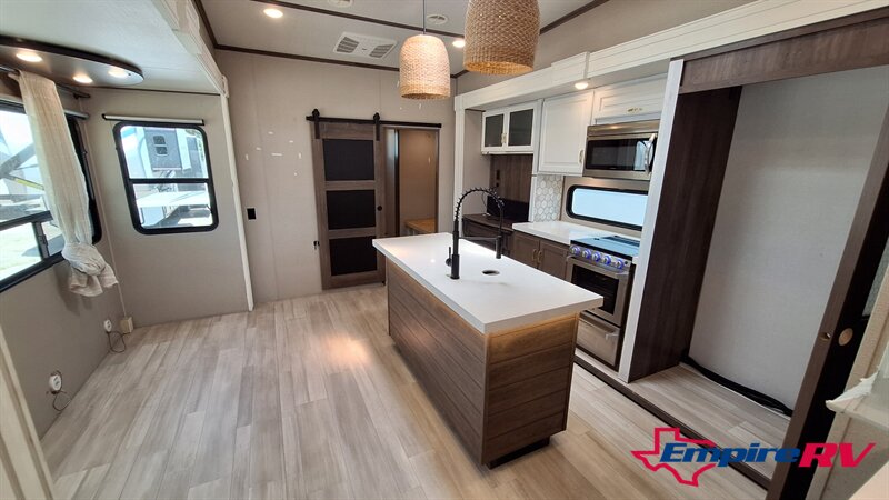 2021 Grand Design Solitude 3740BHR - Photo 9 - Liberty, TX 77575
