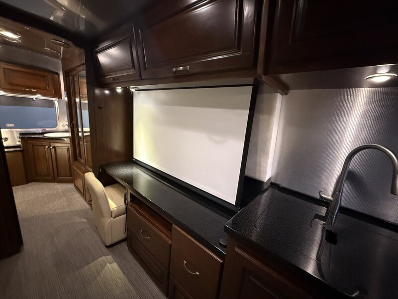 2019 Airstream Classic 33FB - Photo 18 - Oxnard, CA 93030