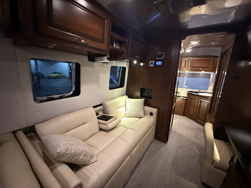 2019 Airstream Classic 33FB - Photo 22 - Oxnard, CA 93030