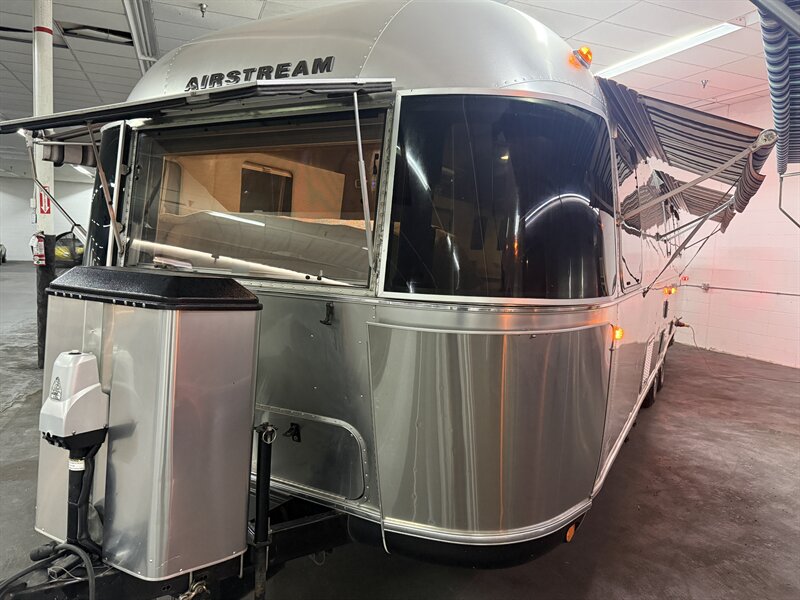2019 Airstream Classic 33FB - Photo 11 - Oxnard, CA 93030
