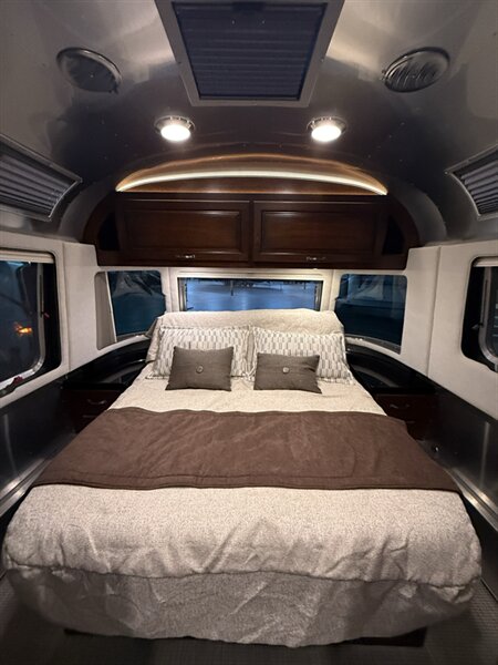 2019 Airstream Classic 33FB - Photo 16 - Oxnard, CA 93030