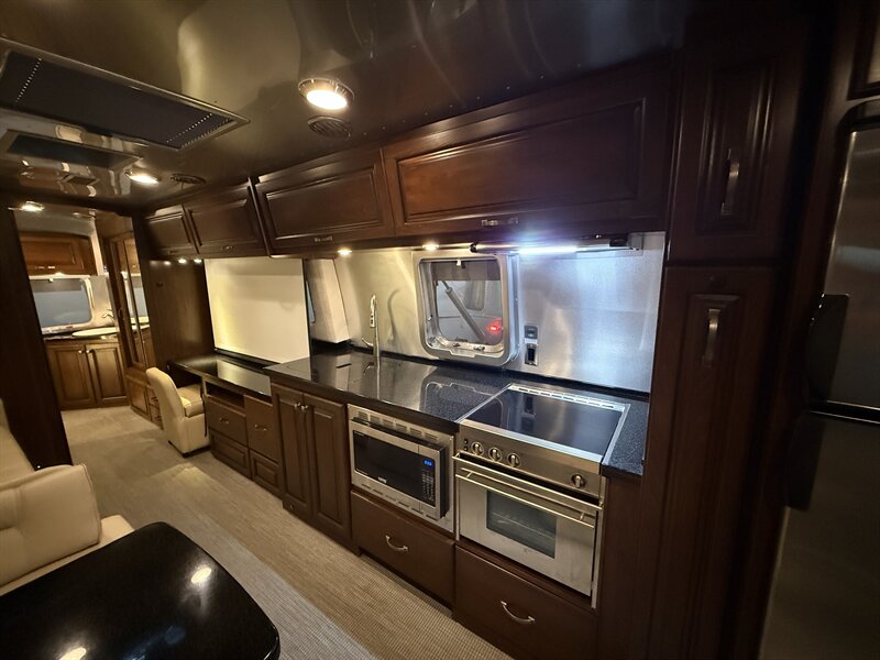 2019 Airstream Classic 33FB - Photo 15 - Oxnard, CA 93030