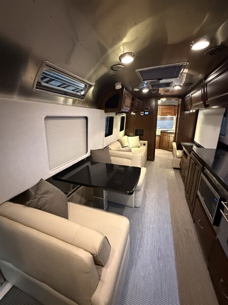 2019 Airstream Classic 33FB - Photo 19 - Oxnard, CA 93030