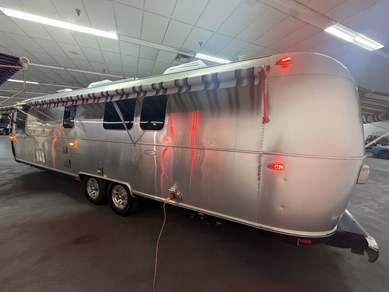 2019 Airstream Classic 33FB - Photo 14 - Oxnard, CA 93030