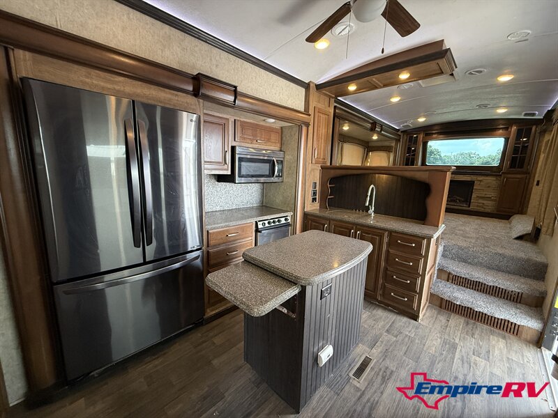 2016 Keystone Montana 3711FL - Photo 15 - Liberty, TX 77575
