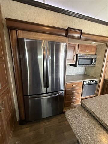 2016 Keystone Montana 3711FL - Photo 11 - Liberty, TX 77575