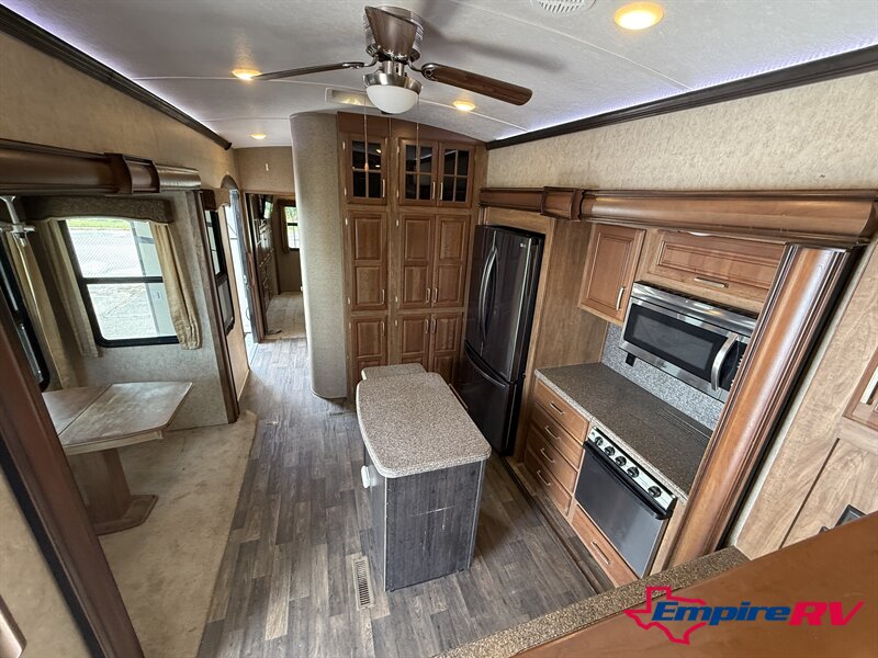 2016 Keystone Montana 3711FL - Photo 14 - Liberty, TX 77575