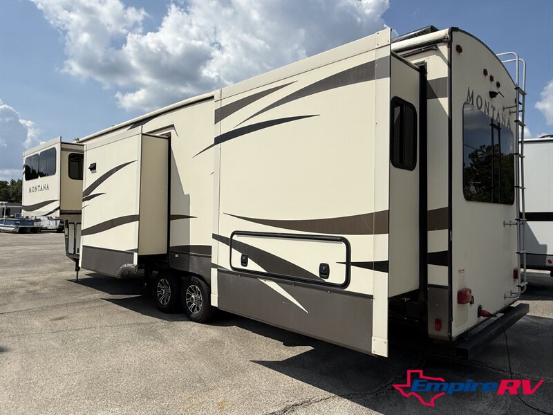 2016 Keystone Montana 3711FL - Photo 3 - Liberty, TX 77575