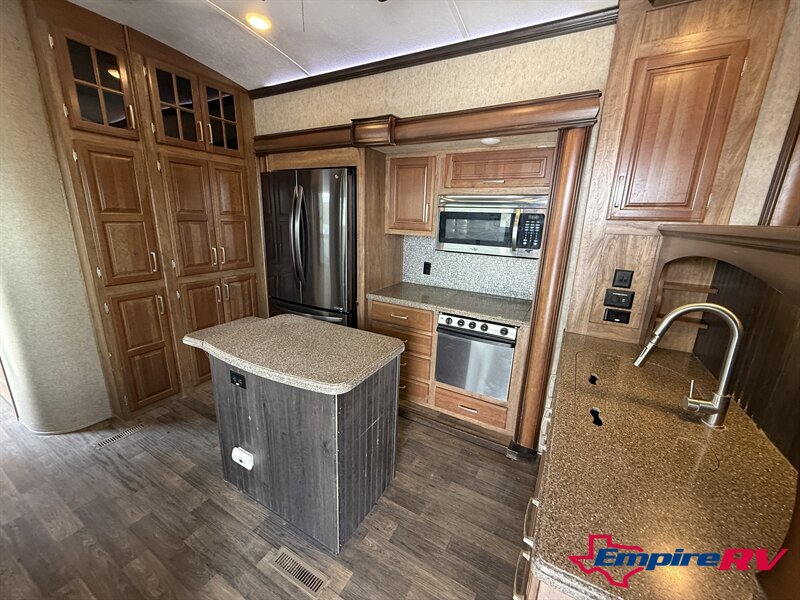 2016 Keystone Montana 3711FL - Photo 7 - Liberty, TX 77575