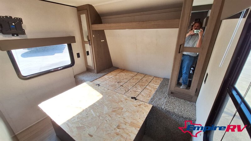 2021 Keystone HIDEOUT 318BR - Photo 11 - Liberty, TX 77575