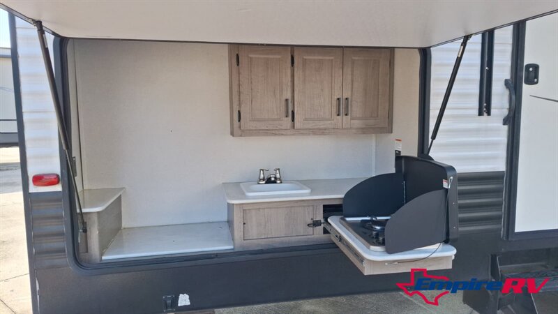 2021 Keystone HIDEOUT 318BR - Photo 5 - Liberty, TX 77575