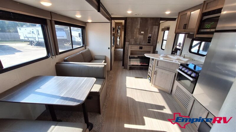 2021 Keystone HIDEOUT 318BR - Photo 7 - Liberty, TX 77575