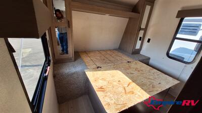 2021 Keystone HIDEOUT 318BR - Photo 10 - Liberty, TX 77575