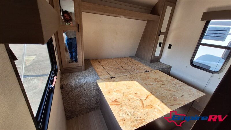 2021 Keystone HIDEOUT 318BR - Photo 10 - Liberty, TX 77575